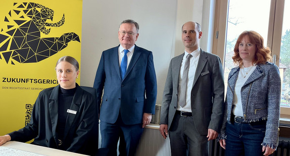von links nach rechts: Zweite stellvertretende Leiterin der Justizvollzugsanstalt Heilbronn, Lilly Großhans; Amtschef im Ministerium der Justiz und für Migration Baden-Württemberg, Elmar Steinbacher; Leiter der Justizvollzugsanstalt Heilbronn, Andreas Vesenmaier; Stellvertretende Anstaltsleiterin der Justizvollzugsanstalt Offenburg, Miriam Glomb