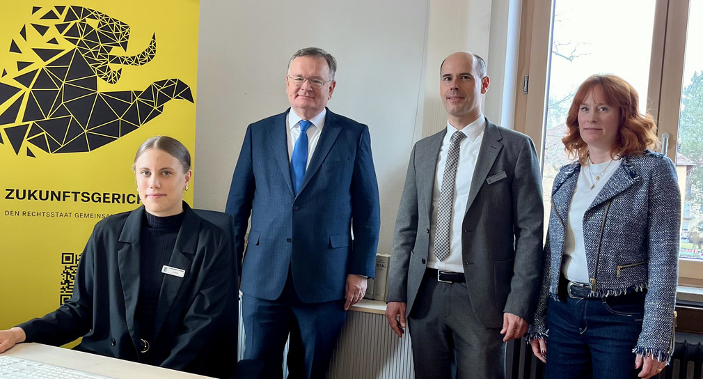 von links nach rechts: Zweite stellvertretende Leiterin der Justizvollzugsanstalt Heilbronn, Lilly Großhans; Amtschef im Ministerium der Justiz und für Migration Baden-Württemberg, Elmar Steinbacher; Leiter der Justizvollzugsanstalt Heilbronn, Andreas Vesenmaier; Stellvertretende Anstaltsleiterin der Justizvollzugsanstalt Offenburg, Miriam Glomb