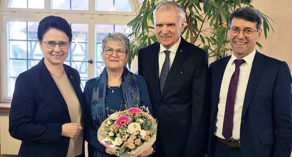 von links nach rechts: Justizministerin Marion Gentges, Sabine Gwarys, Adam Michel (Vorstand AMSEL) und der Bürgermeister der Stadt Ettenheim, Bruno Metz