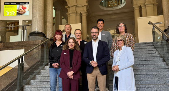 Vordere Reihe (v.l.n.r): Frau Julia Hellmann, Minister der Justiz und für Migration Moritz Oppelt, Frau Petra Klein; Hintere Reihe (v.l.n.r): Frau Dr. Sarah Straub, Herrn Michael Kühn, Frau Anne Stöhr, Herr Panajotis Neuert, Frau Claudia Österle