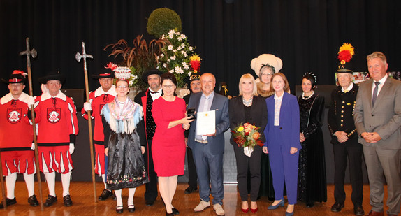 Erwin Moser (Mitte) mit Ehefrau Anette Moser (rechts von Erwin Moser); Ministerin der Justiz und für Migration Marion Gentges (links von Erwin Moser); Staatssekretärin Sanda Boser (rechts von Anette Moser), Bürgermeister Wolfgang Hermann (ganz rechts im Bild); weitere Personen: Burgwache, Trachtenträger und Burgfrauen.