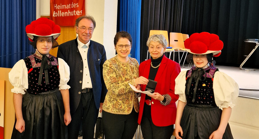 Foto frei verwendbar, eingerahmt von zwei Trachtenträgerinnen): Bürgermeister der Gemein-de Gutach Siegfried Eckert, Ministerin der Justiz und für Migration Marion Gentges MdL, Maria-Magdalena Dickreiter.