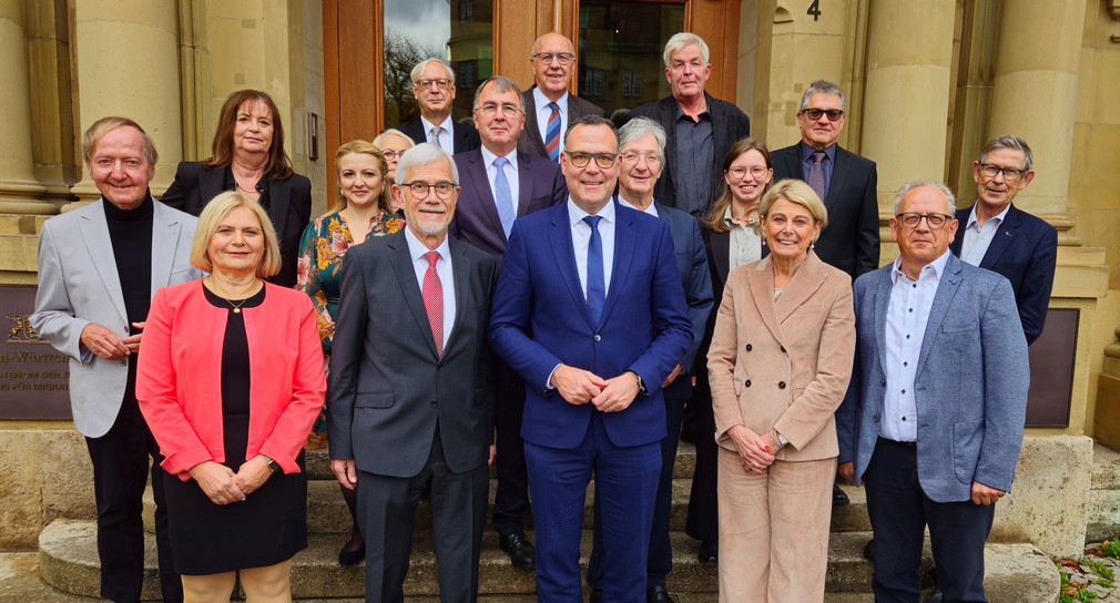 Migration Härtefallkommission Baden-Württemberg startet in neunte Amtszeit Migrationsstaatssekretär Siegfried Lorek (vordere Reihe, Dritter von links) und der Vorsitzende der Härtefallkommission Klaus Pavel (vordere Reihe, Zweiter von links) mit den Mitgliedern nach der konstituierenden Sitzung der Kommission