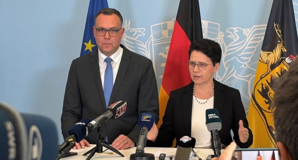 Bildunterschrift (Foto frei verwendbar, v.l.n.r.): Migrationsstaatssekretär Siegfried Lorek MdL, Ministerin der Justiz und für Migration Marion Gentges MdL