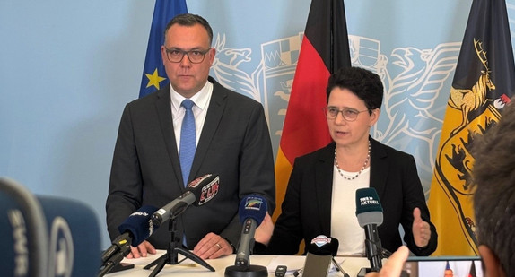 Bildunterschrift (Foto frei verwendbar, v.l.n.r.): Migrationsstaatssekretär Siegfried Lorek MdL, Ministerin der Justiz und für Migration Marion Gentges MdL