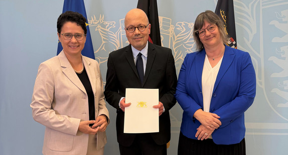Bildunterschrift (Foto frei verwendbar, v.l.n.r.): Ministerin der Justiz und für Mig-ration Marion Gentges MdL, Leitender Oberstaatsanwalt Andreas Freyberger, Leitende Oberstaatsanwältin Sandra Bischoff als Ständige Vertreterin des Gene-ralstaatsanwalts Stuttgart