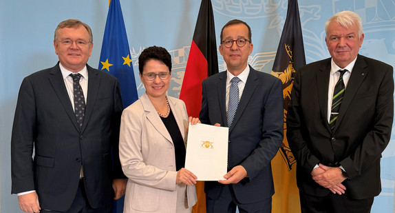 Bildunterschrift (Foto frei verwendbar, v.l.n.r.): Amtschef Elmar Steinbacher, Ministerin der Justiz und für Migration Marion Gentges MdL, Leitender Oberstaatsanwalt Wolfgang Hilkert, Generalstaatsanwalt Jürgen Gremmelmaier.