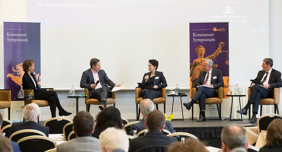 Auf einer Bühne diskutieren Fachleute den Klimaschutz im Kontext von Recht und Justiz im Rahmen des 41. Symposium des Justizministeriums.