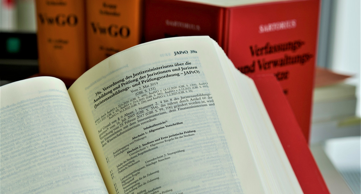 Aufgeschlagener Gesetzestext