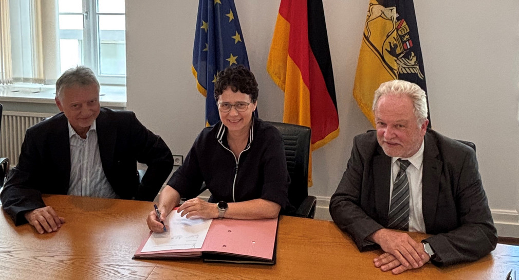 Bildunterschrift (Foto frei verwendbar, v.l.n.r.): Vorsitzender des Weissen Rings Baden-Württemberg Polizeipräsident a.D. Hartmut Grasmück, Ministerin der Justiz und für Migration Marion Gentges MdL, Opferbeauftragter der Landesregierung Leitender Oberstaatsanwalt (LOStA) a.D. Alexander Schwarz.
