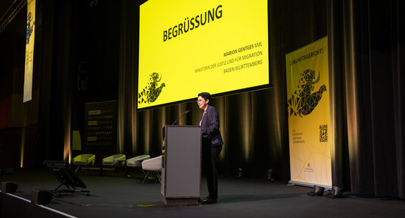 Ministerin der Justiz und für Migration Marion Gentges vor Zuschauern im International Congress Center Stuttgart auf der Landesmesse 