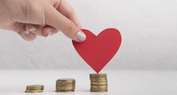 Geldmünzen mit einem illustriertem Herz