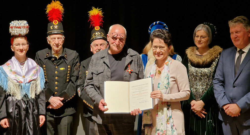Justizministerin Marion Gentges überreicht José Francisco Agüera Oliver den Verdienstorden der Bundesrepublik Deutschland.