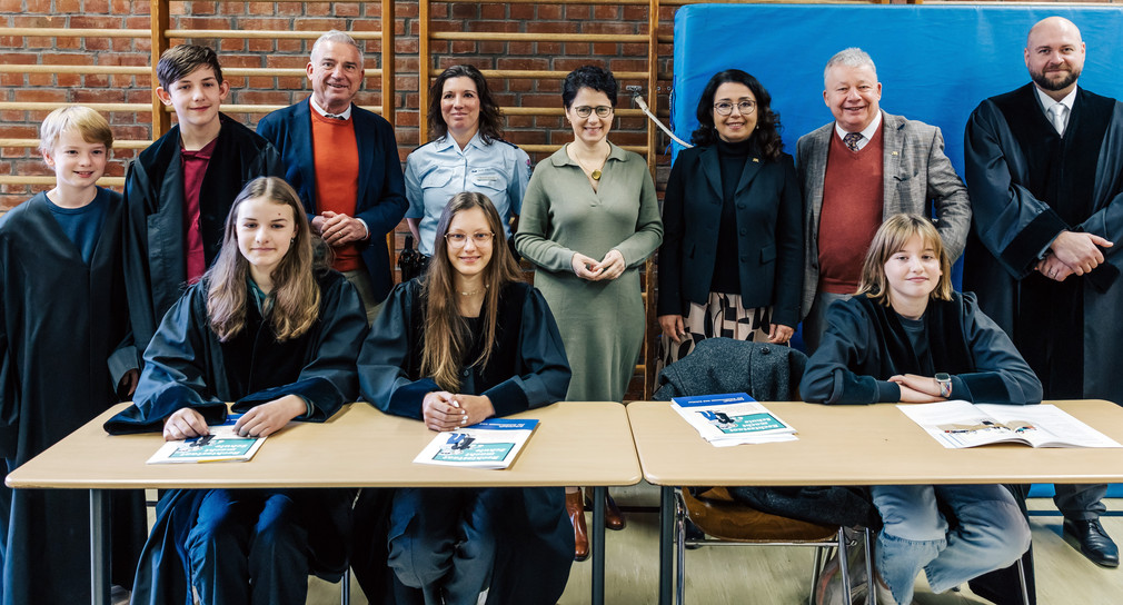 Gruppenfoto von Schülern mit Justizministerin Gentges und Innenminister Strobl