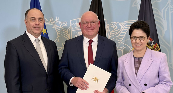 von links nach rechts: Präsident des Landessozialgerichts Bernd Mutschler, Präsident des Sozialgerichts Heilbronn Rupert Hassel und Ministerin der Justiz und für Migration Marion Gentges