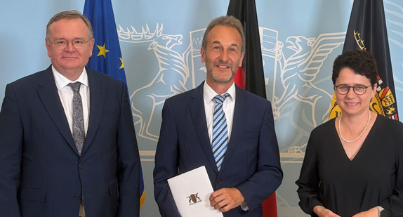 Ministerin der Justiz und für Migration Marion Gentges überreichte zusammen mit Amtschef Elmar Steinbacher dem Leitenden Oberstaatsanwalt der Ulmer Staatsanwaltschaft, Christof Lehr, seine Ruhestandsurkunde.