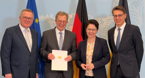 Bildunterschrift (Foto frei verwendbar, v.l.n.r.):  Amtschef des Ministeriums der Justiz und für Migration Elmar Steinbacher, Präsident des Landgerichts Stuttgart Hans-Peter Rumler, Ministerin der Justiz und für Migration Marion Gentges, Präsident des Oberlandesgerichts Stuttgart Dr. Andreas Singer.