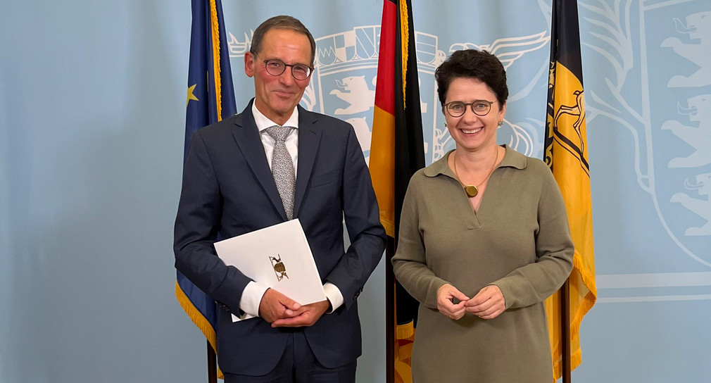 Übergabe der Ruhestandsurkunde im Ministerium der Justiz und für Migration (von links): Präsident des Landgerichts Ulm Lutz-Rüdiger von Au, Ministerin der Justiz und für Migration Marion Gentges