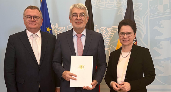 Bildunterschrift (Foto frei verwendbar, v.l.n.r.):  Amtschef des Ministeriums der Justiz und für Migration Elmar Steinbacher, Präsi-dent des Finanzgerichts Baden-Württemberg Prof. Dr. Manfred Muhler, Ministerin der Justiz und für Migration Marion Gentges MdL.