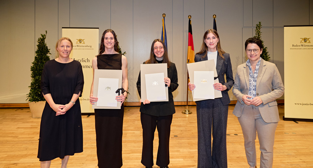 Präsidentin des Landesjustizprüfungsamtes Sintje Leßner, Vera Alexandra Pfeiffer, Mirjam Barth, Marie Kristin Fütterer, Ministerin der Justiz und für Migration Marion Gentges 