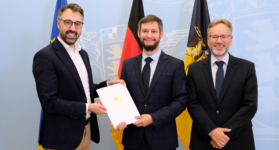 (v.l.n.r.): Aus den Händen von Justizminister Moritz Oppelt hat Thorsten-Peter Krapp seine Ernennungsurkunde zum neuen Leiter der Staatsanwaltschaft Freiburg – Zweigstelle Lörrach erhalten. Zu den ersten Gratulanten zählte der Leitende Oberstaatsanwalt Dr. Michael Krauß.