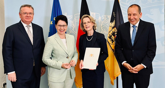 Ministerialdirektor Elmar Steinbacher, Ministerin der  Justiz und für Migration Marion Gentges, Präsidentin des Landgerichts Offenburg  Gertrud Siegfried und Präsident des Oberlandesgerichts Karlsruhe Jörg Müller stehen vor der europäischen, deutschen und baden-württembergischen Flagge