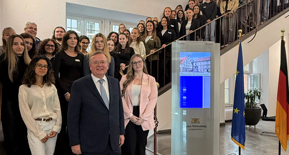 Bildunterschrift: Amtschef des Ministeriums der Justiz und für Migration Elmar Steinbacher mit neuen Auszubildenden als Justizfachangestellte in der baden-württembergischen Justiz 