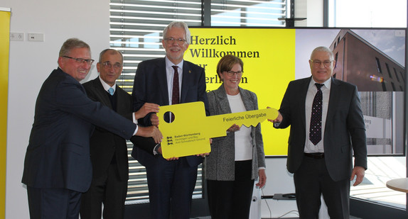 Amtschefin des Ministeriums der Justiz und für Migration, Gerda Windey, hat am gestrigen Tag zusammen mit dem Leitenden Oberstaatsanwalt Rainer Feil den neuen Dienstsitz der Staatsanwaltschaft Ellwangen eingeweiht.