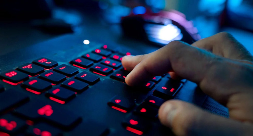 Hand über einer Tastatur