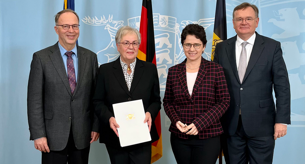 Übergabe der Ruhestandsurkunde an Gudrun Schraft-Huber im Ministerium der Justiz und für Migration
