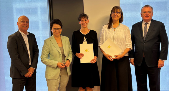 Auf dem Bild sind die Teilnehmer des Urkundentermins zu sehen: Leiter der Abteilung Justizvollzug des Ministeriums der Justiz und für Migration Martin Finckh, Ministerin der Justiz und für Migration Marion Gentges MdL, Leiterin der Justizvollzugsanstalt Rottweil Stefanie Hörter, stellvertretende Leiterin der Justizvollzugsanstalt Rottenburg Ilona Crispien, Amtschef des Ministeriums der Justiz und für Migration Elmar Steinbacher