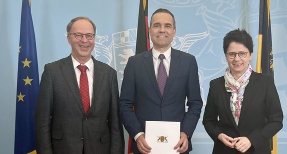 von links nach rechts: Volker Ellenberger, Präsident des Verwaltungsgerichtshofs Baden-Württemberg, Christian Pohl, Präsident des Verwaltungsgerichts Karlsruhe und Jusitzministerin Marion Gentges