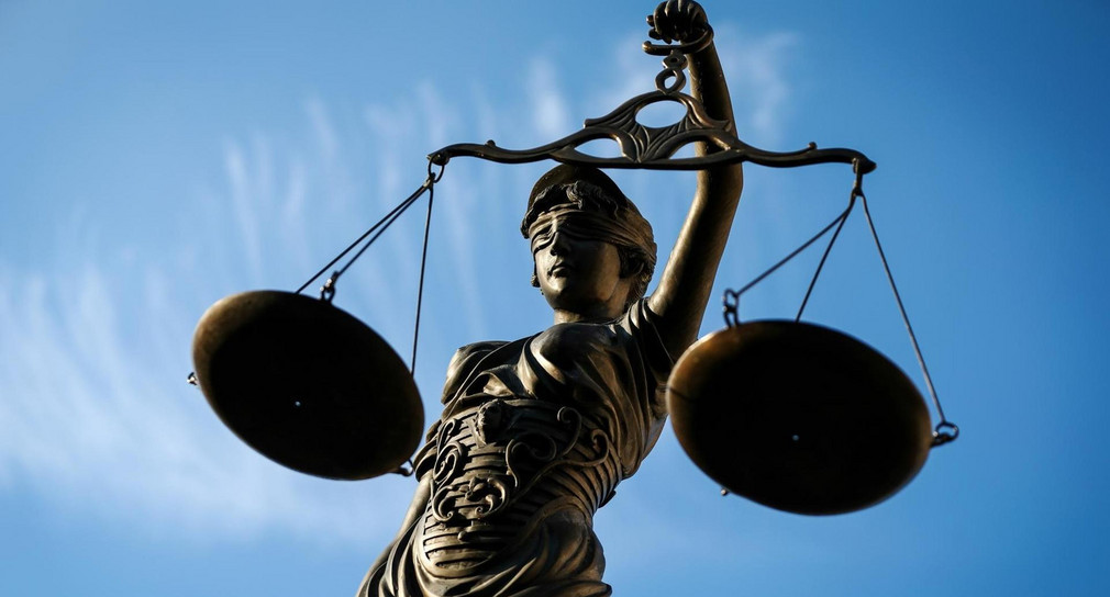 Justitia mit Waage