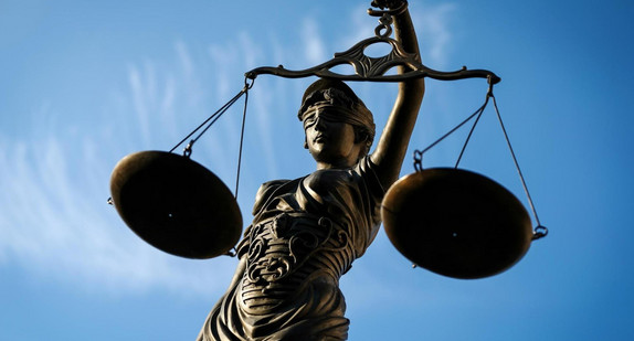 Justitia mit Waage