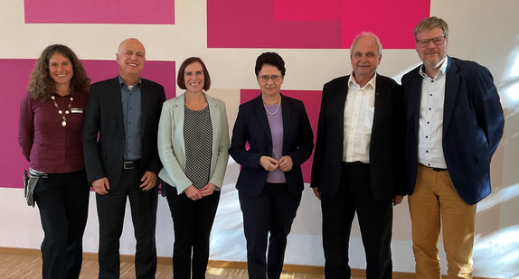 Bildunterschrift (Foto frei verwendbar, v.l.n.r.): Stellvertretende Leiterin der Sozialtherapeutischen Anstalt Silvia Müller, Leiter der Abteilung Justizvollzug des Ministeriums der Justiz und für Migration Martin Finckh, Leiterin der Sozialtherapeutischen Anstalt Nadine Schweizer, Ministerin der Justiz und für Migration Marion Gentges MdL, Leitender Psychologiedirektor a.D. Bert Mäckelburg, Stellvertretender Leiter der Abteilung Justizvollzug des Ministeriums der Justiz und für Migration Harald Egerer.