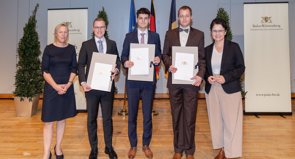 Bildunterschrift v.l.n.r.: Präsidentin des Landesjustizprüfungsamts Sintje Leßner, Benjamin Felix Stockmar, Jonathan Paul, Dr. Matthias Ehmer, Ministerin der Justiz und für Migration Marion Gentges.