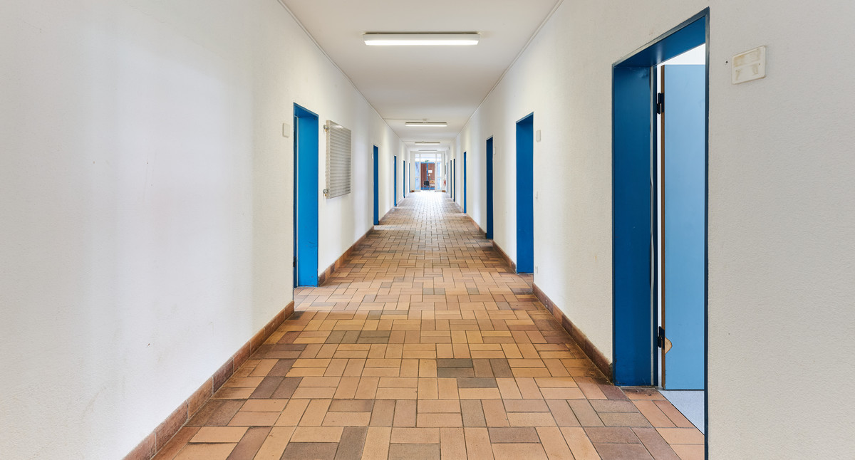 Das Bild zeigt einen Flur, von dem Zimmer abgehen. 
