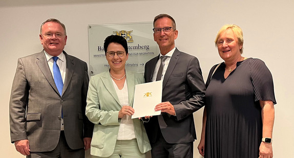 von links nach rechts: Ministerialdirektor Elmar Steinbacher, Justizministerin Marion Gentges, Lutz Haßel, Präsident des Arbeitsgerichts Stuttgart, und Dr. Betina Rieker, Präsidentin des Landesarbeitsgerichts Baden-Württemberg