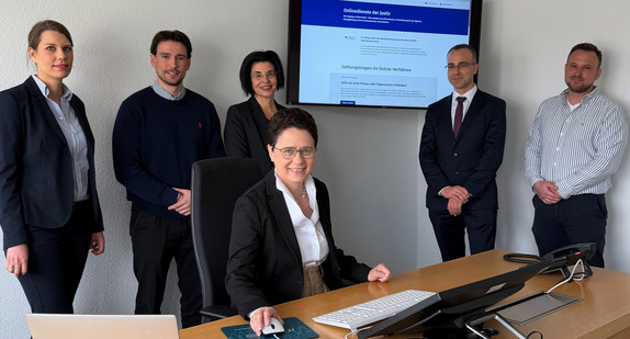 Bildunterschrift (Foto frei verwendbar): Projektteam, Ministerin der Justiz und für Migration Marion Gentges MdL (3. v. l.), Direktorin des Amtsgerichts Nürtingen Dr. Sabine Kienzle-Hiemer (4. v. l.), Dr. Markus Volz Vizepräsident des Landgerichts Stuttgart (5. v. l.)