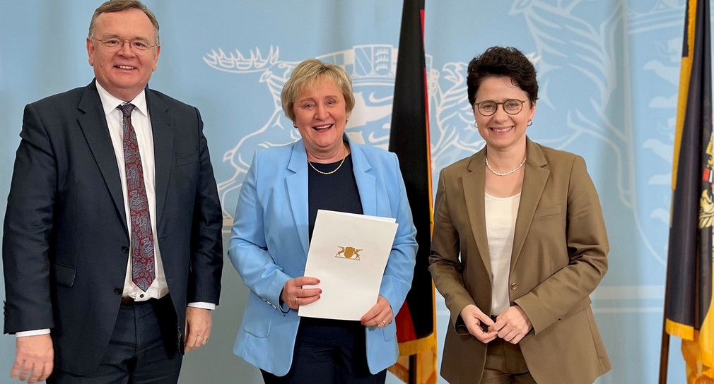 Von links nach rechts: Ministerialdirektor Elmar Steinbacher, Präsidentin des Landesarbeitsgericht Dr. Betina Rieker und Ministerin der Justiz und für Migration Marion Gentges