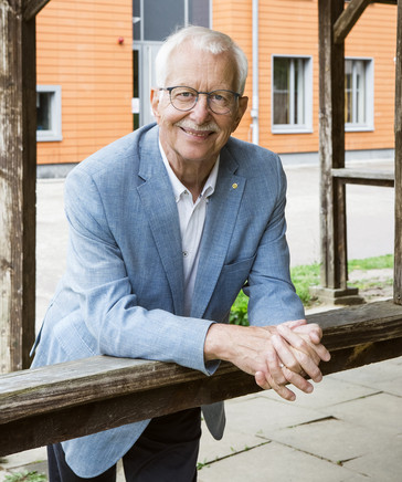 Dieses Bild zeigt die Ombudsperson Klaus Danner vor Ort in der LEA Sigmaringen. 