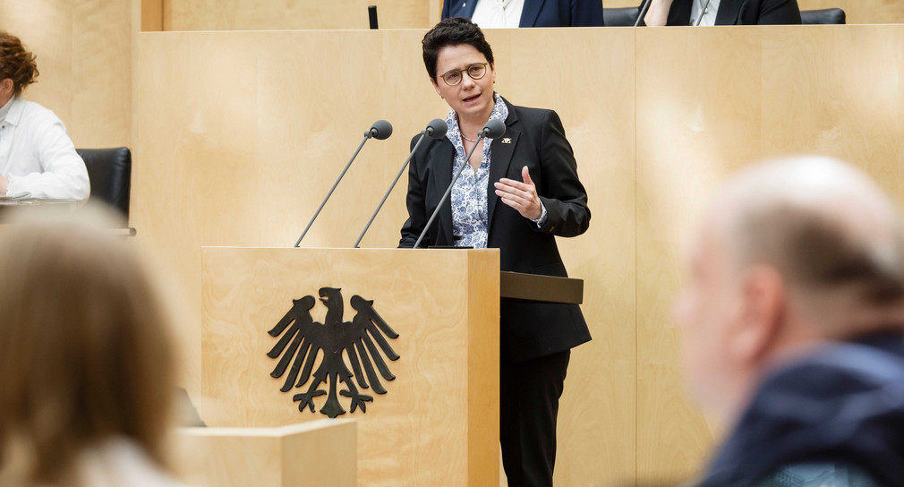 Justizministerin Marion Gentges hält am Pult des Bundesrates eine Rede.