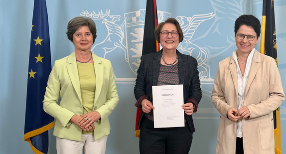 Vizepräsidentin des Landessozialgerichts, Bettina Seidel (links), Direktorin des Sozialgerichts Konstanz außer Dienst, Franziska Hammer (Mitte) und Ministerin der Justiz und für Migration Marion Gentges (rechts) bei der Übergabe der Ruhestandsurkunde im Ministerium der Justiz und für Migration