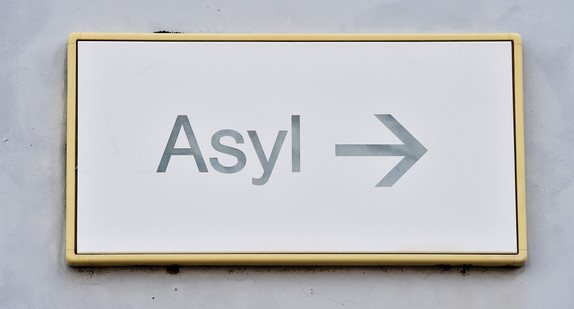 Schild „Asyl“