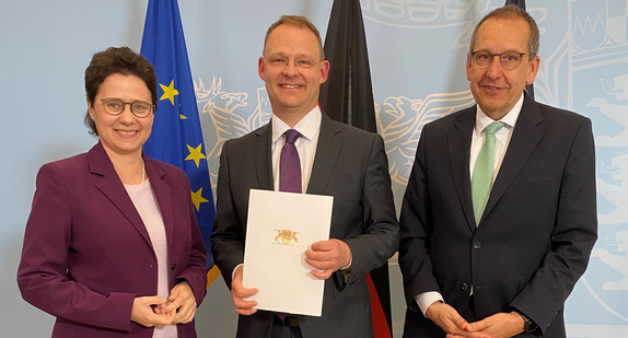 Auf dem Bild sind die Teilnehmer der Übergabe der Ernnenungsurkunde zu sehen