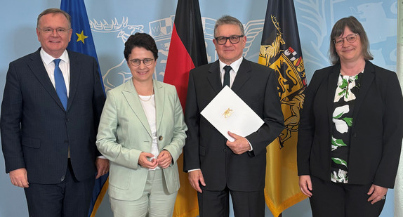 Auf dem Bild sind die Teilnehmer der Urkundenübergabe zu sehen