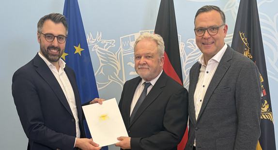 Bildunterschrift (v.l.n.r.): Minister der Justiz und für Migration Moritz Oppelt, Leitender Oberstaatsanwalt (LOStA) a.D. Alexander Schwarz, Staatssekretär im Ministerium der Justiz und für Migration Siegfried Lorek MdL