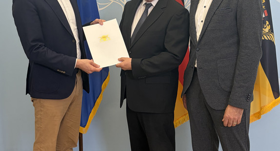 Bildunterschrift (v.l.n.r.): Minister der Justiz und für Migration Moritz Oppelt, Leitender Oberstaatsanwalt (LOStA) a.D. Alexander Schwarz, Staatssekretär im Ministerium der Justiz und für Migration Siegfried Lorek MdL