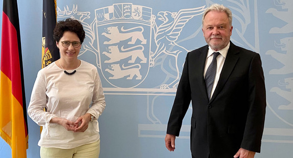 Justizministerin Marion Gentges (l.) und der Opferbeauftragte der Landesregierung Alexander Schwarz (r.).