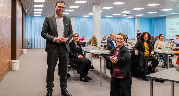 Landes-Behindertenbeauftragte Simone Fischer und Staatssekretär im Justizministerium Siegfried Lorek bei einer Sitzung des Landes-Behindertenbeirats in Stuttgart